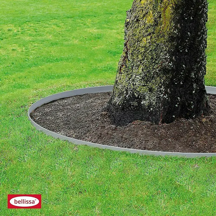 Bellissa Rasenkante - Metall, Verzinkt, Gebördelte Oberkante - Rasenkante aus Kunststoff mit Baum und Rasen im Hintergrund. Die graue Rasenkante von Bellissa trennt Rasen und Beet sauber voneinander ab.