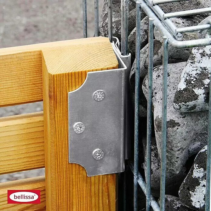 Bellissa Wand- & Pfostenanschlusswinkel - 4,5 x 9,2 cm, Geeignet für: Gabionen - Silberfarbener Metallbeschlag verbindet ein helles Holzzaunelement mit einer grauen Steingabione. Schrauben mit Sternantrieb sichtbar.