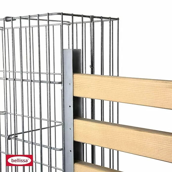Bellissa Ständer-Profil - L x B x H: 3,5 x 4 x 120 cm - Silberne Metall-Gabionenwand verbunden mit einem hellen Holzzaun durch eine graue Metallhalterung.