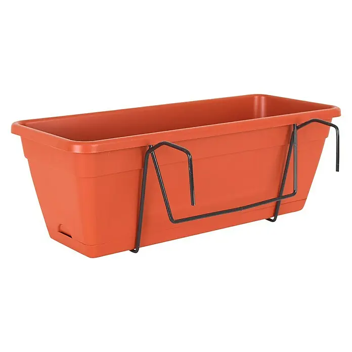Artevasi Venezia Geländerkasten - Außenmaß (L x B x H): 49 x 27 x 20 cm, Kunststoff, Terracotta - Abgebildet ist ein rechteckiger, orangefarbener Blumenkasten mit schwarzer Halterung, ideal für Balkongeländer.