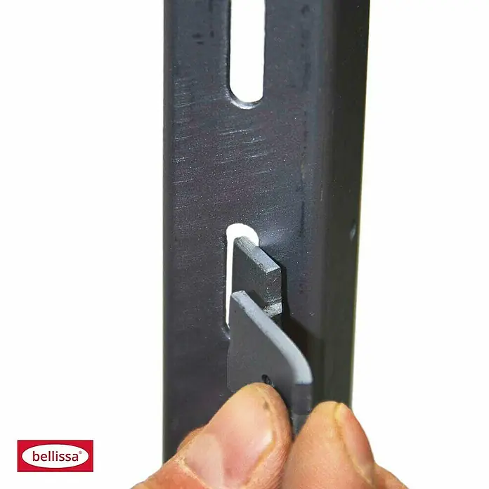 Bellissa Ständer-Profil - L x B x H: 3,5 x 4 x 120 cm - Detailaufnahme eines schwarzen Metallelements mit einer Halterung, die von einer Hand montiert wird.