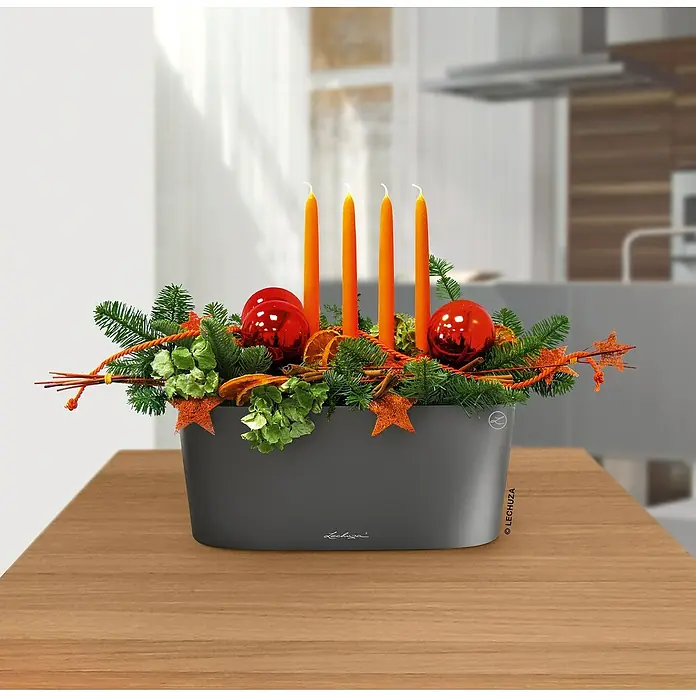 Lechuza Pflanzkasten Delta - Außenmaß (L x B x H): 40 x 15 x 18 cm, Kunststoff, Anthrazit metallic - Dekorative Lechuza-Pflanzschale mit festlicher Adventsdekoration, inklusive Kerzen, Kugeln und Tannengrün, ideal für weihnachtliche Tischdeko.