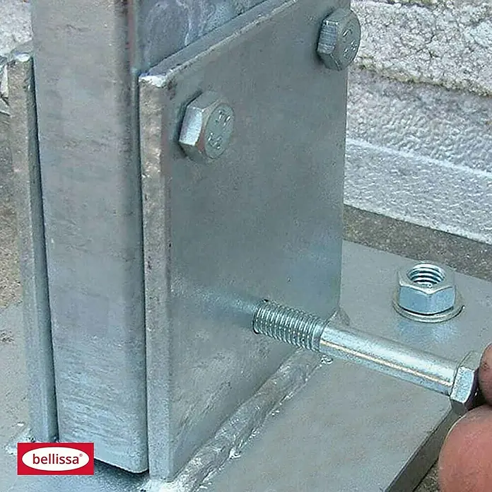 Bellissa Befestigungsflansch - 15 x 20 x 13,5 cm, Passend für: Bellissa Mauersysteme Limes & Paravento - Detailaufnahme einer Metallkonstruktion mit Schrauben und Muttern, die die Stabilität des Bauwerks gewährleisten.