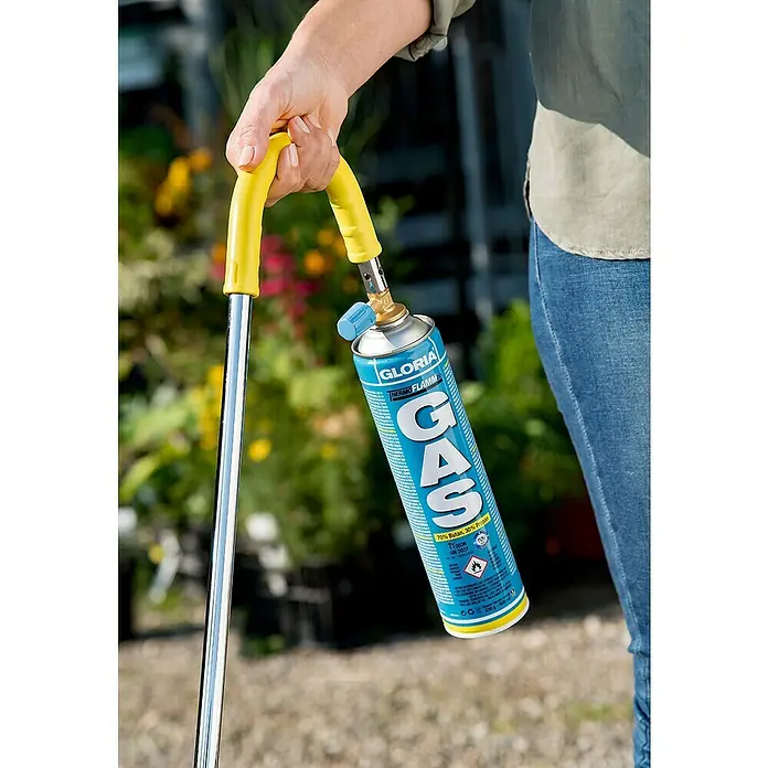 Gloria Thermoflamm bio Gas-Nachfüllkartusche - 600 ml - Nahaufnahme einer Gloria ThermoFlamm Gasflasche, die an einem Brenner befestigt ist, ideal für Unkrautbekämpfung und Gartenarbeiten.