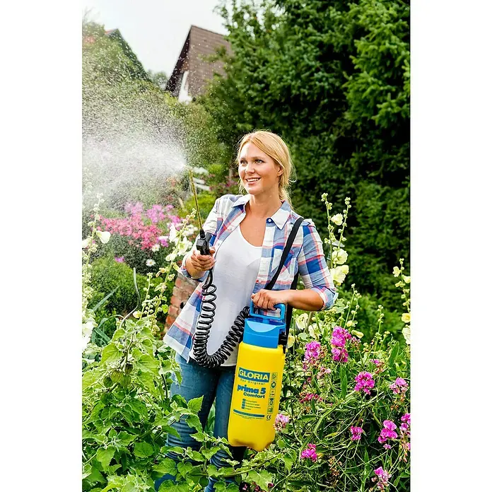 Gloria Drucksprühgerät Prima 5 Comfort - 5 l - Frau verwendet Gloria Prima 5 Comfort Drucksprüher im Garten.