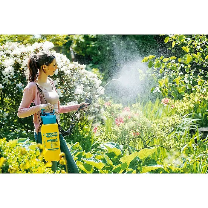 Gloria Drucksprühgerät Prima 5 Comfort - 5 l - Frau sprüht mit dem GLORIA Prima 5 Comfort Drucksprühgerät Pflanzen im Garten.