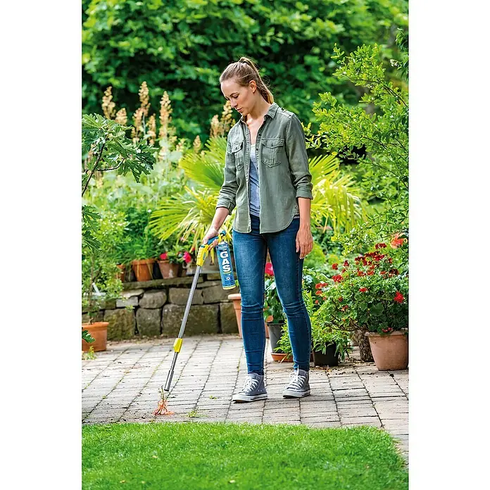 Gloria Unkrautvernichter Thermoflamm bio Comfort PLUS - Flammtemperatur: 1.000 °C, Piezo-Zündung - Frau benutzt einen gasbetriebenen Unkrautbrenner mit Teleskopstiel im Garten.