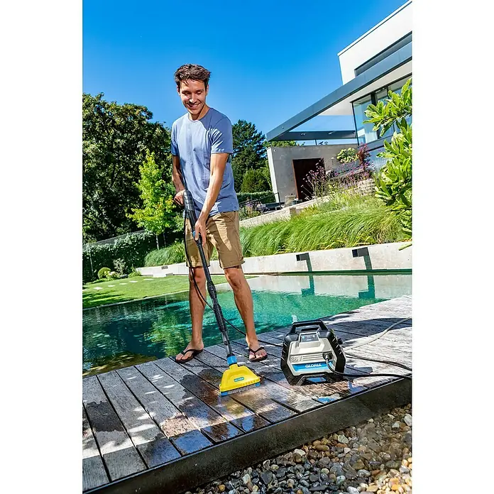 Gloria MultiJet Bürsten-Set - Passend für: Gloria Sprühpistole Multijet - Mann reinigt Holzterrasse mit Gloria PowerBrush. Die Akku-betriebene Bürste entfernt mühelos Schmutz und sorgt für ein sauberes Ergebnis.