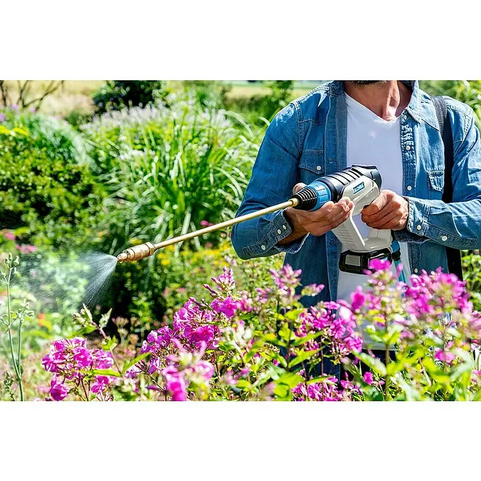 Gloria Power for All 18V Druckreiniger MultiJet - 18 V, Li-Ionen, 1 Akku, Max. Druck: 24,9 bar - Der Akku-Drucksprüher Gloria ist im Einsatz, um Blumen im Garten zu bewässern und zu pflegen. Ein nützliches Gartengerät.