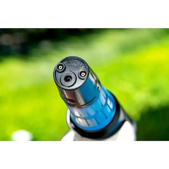 Gloria Power for All 18V Druckreiniger MultiJet - 18 V, Li-Ionen, 1 Akku, Max. Druck: 24,9 bar - Nahaufnahme eines Gartensprühkopfes mit drei Düsen vor grünem Hintergrund.