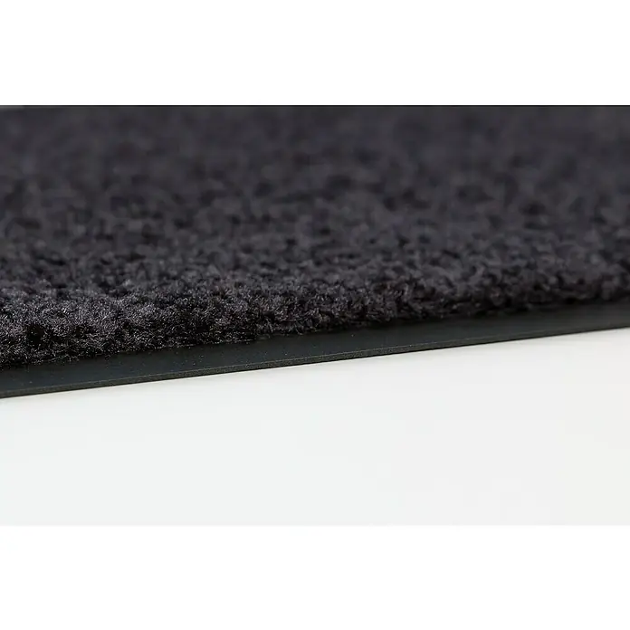 Astra Schmutzfangmatte Proper Tex - Schwarz, 60 x 180 cm, Material Nutzschicht: 100 % Polyamid - Nahaufnahme einer schwarzen Fußmatte mit gummiertem Rand, ideal für den Eingangsbereich, um Schmutz und Feuchtigkeit aufzufangen.