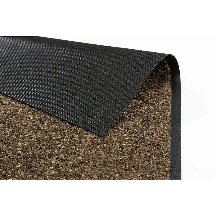 Astra Schmutzfangmatte Proper Tex - Braun, 60 x 90 cm, Material Nutzschicht: 100 % Polyamid - Nahaufnahme einer braunen Fußmatte mit schwarzer, strukturierter Rückseite, die teilweise aufgerollt ist.