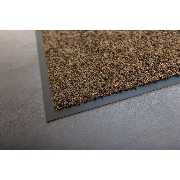 Astra Schmutzfangmatte Proper Tex - Braun, 60 x 90 cm, Material Nutzschicht: 100 % Polyamid - Nahaufnahme einer braunen, texturierten Fußmatte mit dunklem Rand, die auf einem grauen Boden liegt. Ideal für den Eingangsbereich.