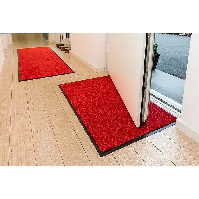 Astra Schmutzfangmatte Proper Tex - Rot, 60 x 180 cm, Material Nutzschicht: 100 % Polyamid - Rote Schmutzfangmatten mit schwarzem Rand im Eingangsbereich eines Gebäudes, die Sauberkeit und Stil vereinen.\n