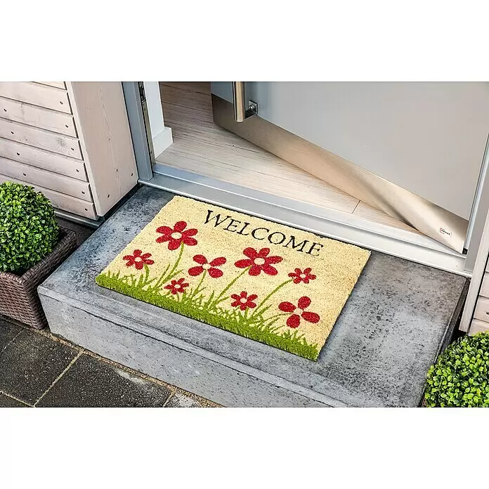 Astra Coco Fußmatte Style - 40 x 60 cm, Bunt, Material Nutzschicht: 100 % Kokos, Blumenwiese, Kokos - Kokos-Fußmatte mit 'WELCOME' und roten Blumen auf einer Betonstufe vor einer offenen Eingangstür.