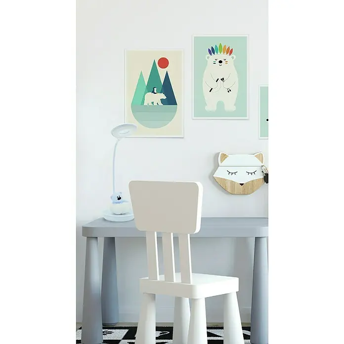 Idp Lampshades Lámpara de sobremesa LED Nestor - 3 W, L x An x Al: 13 x 13 x 22 cm, Azul - Habitación infantil con una mesa gris para niños y una silla blanca, decorada con arte de pared adorable y una lámpara de oso de peluche.