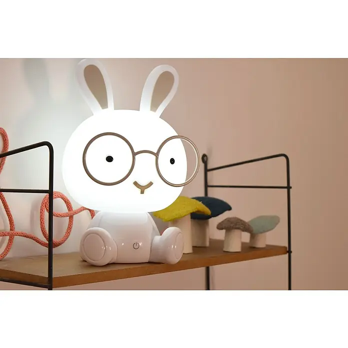 Idp Lampshades Lámpara de sobremesa LED Bunny - 3 W, Ø x Al: 19,5 x 30 cm, Blanco - Simpática lámpara de conejito con gafas en un estante. La lámpara es blanca y brilla intensamente, mientras que las pequeñas setas decorativas añaden un toque lúdico.