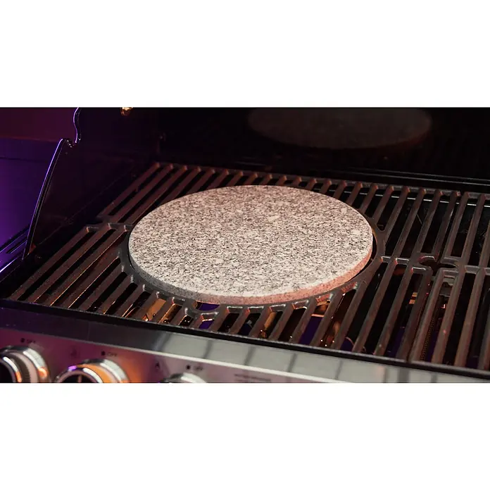 Kingstone KMS Grillplatte Heißer Stein - Durchmesser: 30 cm, Cordierit, Stein - Ein runder Pizzastein liegt auf einem Grillrost, bereit zum Pizzabacken. Ideal für knusprige Ergebnisse!