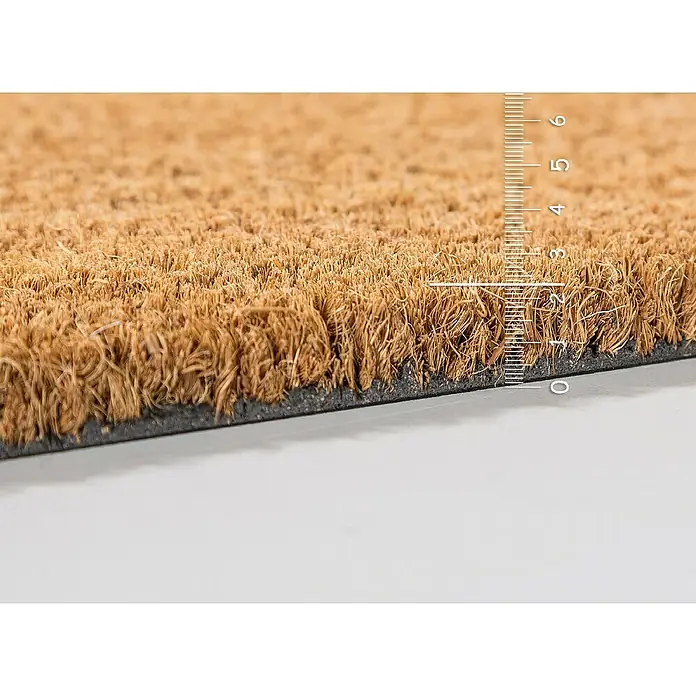 Astra Fußmatte - 40 x 60 cm, Natur, Material Nutzschicht: 100 % Kokos, Höhe: 24 mm - Nahaufnahme einer braunen Fußmatte mit einer Dicke von etwa 2,5 cm, gemessen mit einem Lineal, die die robuste Bauweise der Kokosmatte zeigt.