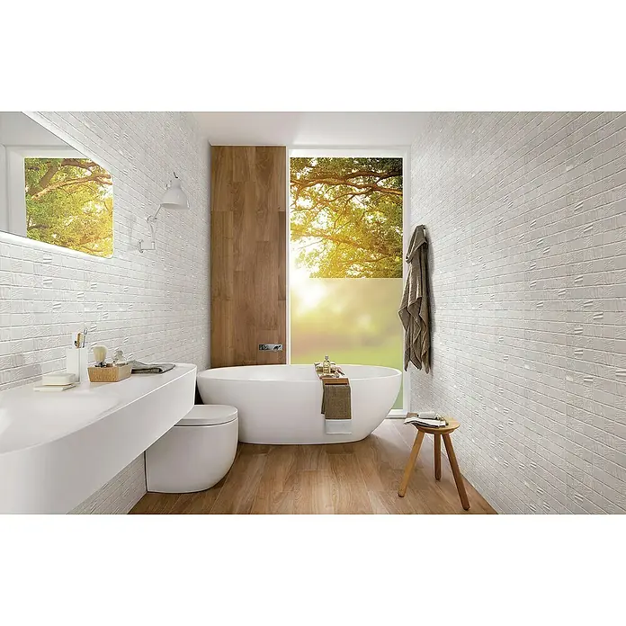 Mosaikfliese Quadrat CG KN1 - 29,5 x 29,5 cm, Weiß, Glänzend - Modernes Badezimmer mit freistehender Badewanne, Waschtisch und Holzelementen. Die weißen, strukturierten Fliesen verleihen dem Raum eine besondere Note.