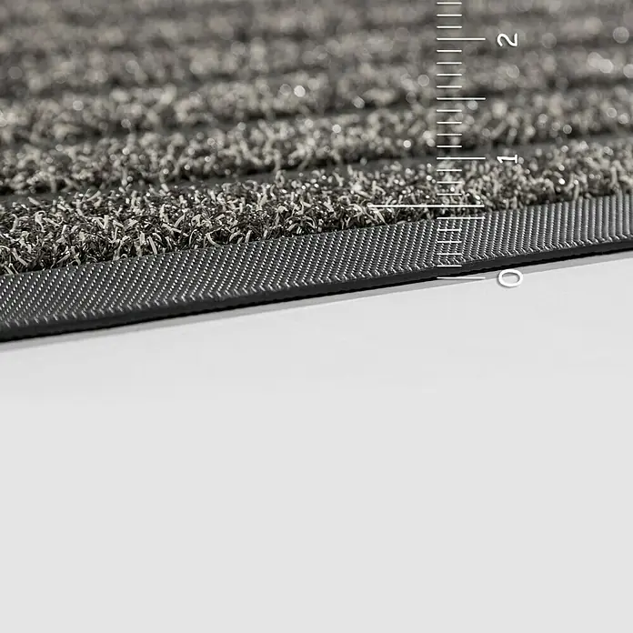 Astra Fußmatte Scraper Line - Anthrazit/Schwarz, 40 x 60 cm - Detailansicht einer grauen Fußmatte mit Messskala, die die Dicke des Produkts zeigt.