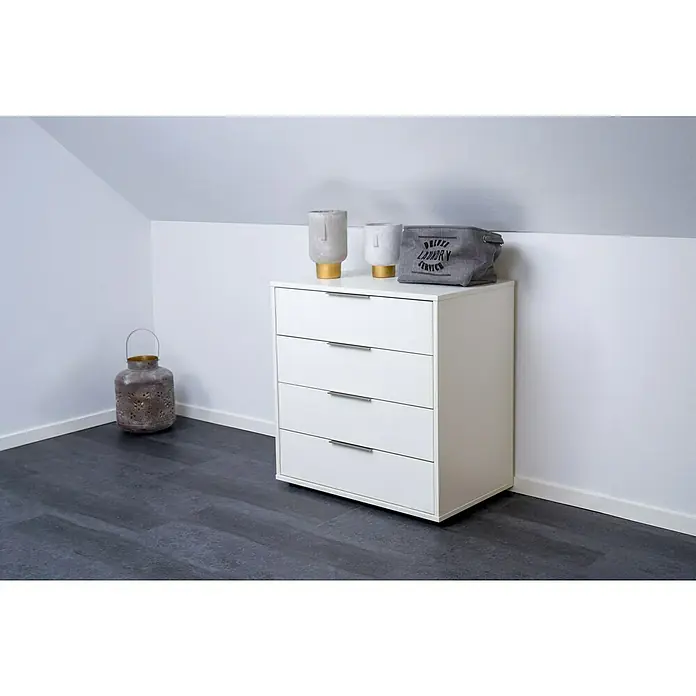 Room Plaza Easy Doing SchubkastenblockAnzahl Schubladen: 4 Stk., 800 x 500 x 801 mm, Weiß - Eine weiße Kommode mit vier Schubladen, auf der Dekoartikel stehen, fügt sich nahtlos in ein modern gestaltetes Zimmer mit dunklem Boden ein.