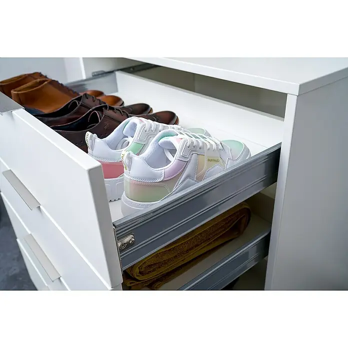 Room Plaza Easy Doing SchubkastenblockAnzahl Schubladen: 2 Stk., 1.000 x 500 x 421 mm, Weiß - Schublade mit ordentlich verstauten Schuhen und einem gelben Handtuch, die das organisierte Aufbewahrungssystem hervorhebt.