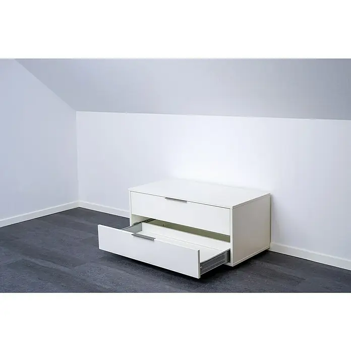 Room Plaza Easy Doing SchubkastenblockAnzahl Schubladen: 2 Stk., 1.000 x 500 x 421 mm, Weiß - Aufnahme eines weißen, modernen Nachttisches mit zwei Schubladen, wobei eine Schublade offen ist und die minimalistische Ästhetik betont.