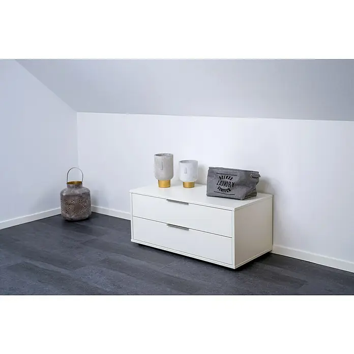 Room Plaza Easy Doing SchubkastenblockAnzahl Schubladen: 2 Stk., 1.000 x 500 x 421 mm, Weiß - Ein weißer Nachttisch mit zwei Schubladen, dekoriert mit zwei Vasen und einem grauen Wäschekorb, steht vor einer weißen Wand auf dunklem Boden.