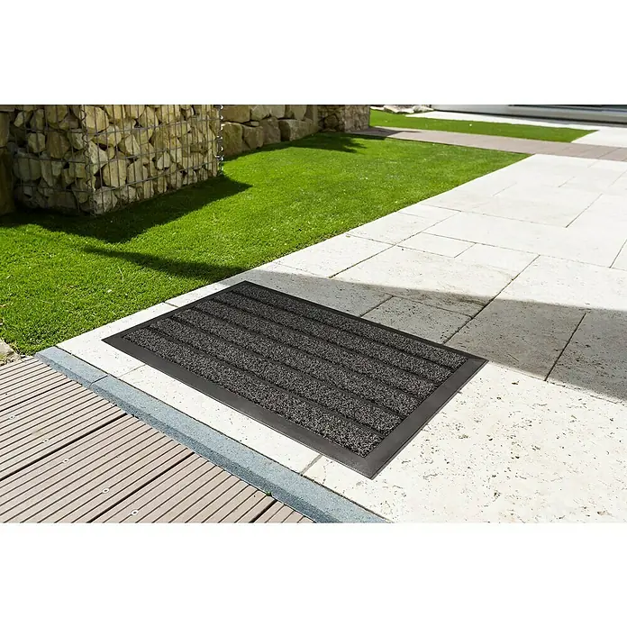 Astra Fußmatte Scraper Line - Anthrazit/Schwarz, 40 x 60 cm - Schmutzfangmatte in Anthrazit auf einer Terrasse.
