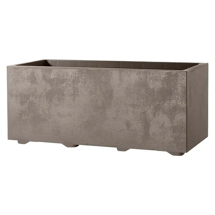 Deroma Millennium Pflanzkasten - Außenmaß (L x B x H): 59 x 25 x 25 cm, Kunststoff, Sand, Mit Bewässerungssystem - Ein rechteckiger, grauer Pflanzkasten mit strukturierter Oberfläche und kleinen Füßen, ideal für den Garten oder die Terrasse.