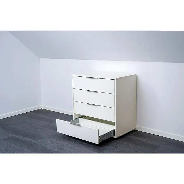 Room Plaza Easy Doing SchubkastenblockAnzahl Schubladen: 4 Stk., 800 x 500 x 801 mm, Weiß - Eine moderne weiße Kommode mit vier Schubladen, wobei eine Schublade geöffnet ist, in einem hellen Raum mit Dachschräge.