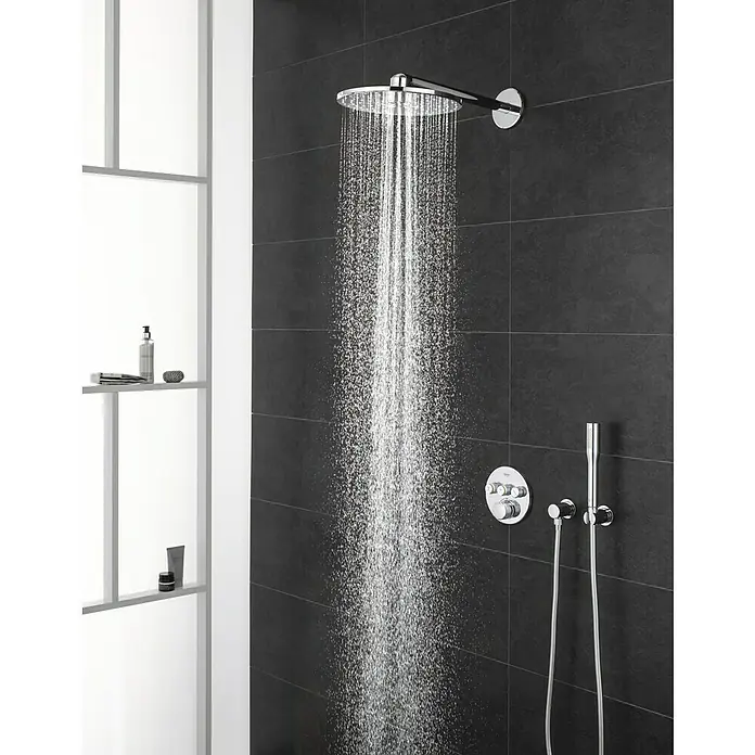Grohe Grohtherm SmartControl Duschsystem - Mit Mischer, Anzahl Strahlarten: 3 Stk., Chrom, Form Kopfbrause: Eckig - Regendusche mit verschiedenen Strahlarten. Die Armaturen sind in Chrom gehalten und die Duschwand ist mit schwarzen Fliesen verkleidet.