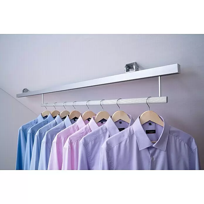 Room Plaza Easy Doing Kleiderstange - Passend für: Room Plaza Easy Doing Schiebetür-Bau-Sets, 1.000 mm, Fahrbar - Hemden in Blau, Rosa und Lila auf Holzbügeln an einer silbernen Kleiderstange.