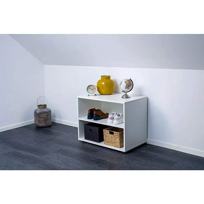 Room Plaza Easy Doing Regal800 x 500 x 611 mm, Weiß - Eine Nahaufnahme eines weißen Bücherregals mit Schuhen, einem Globus, einer Vase und einer Uhr.