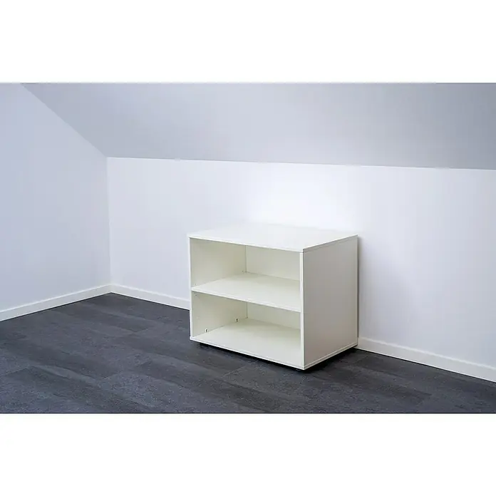 Room Plaza Easy Doing Regal800 x 500 x 611 mm, Weiß - Das Bild zeigt ein weißes, zweistöckiges Regal, das sich perfekt in Dachschrägen integriert und zusätzlichen Stauraum bietet.