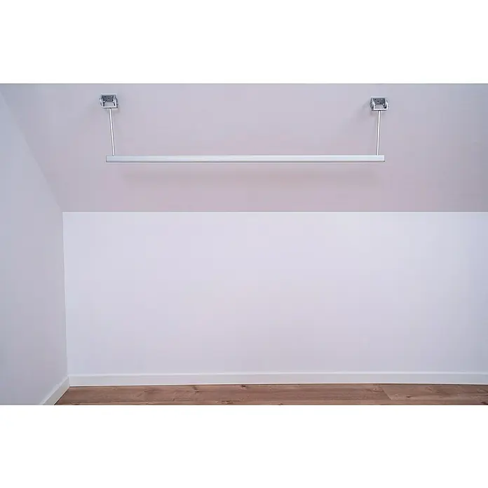 Room Plaza Easy Doing Kleiderstange - Passend für: Room Plaza Easy Doing Schiebetür-Bau-Sets, 1.000 mm, Fest - Metall Kleiderstange hängt von der Decke in einem Dachzimmer. Diese Stange eignet sich perfekt für die Aufbewahrung von Kleidung.