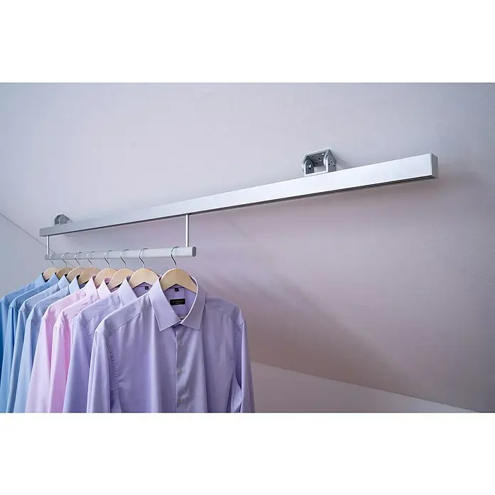Room Plaza Easy Doing Kleiderstange - Passend für: Room Plaza Easy Doing Schiebetür-Bau-Sets, 1.000 mm, Fahrbar - Einrichtungsidee für einen begehbaren Kleiderschrank mit einer versenkbaren Kleiderstange und Hemden in verschiedenen Farben zum Aufhängen.