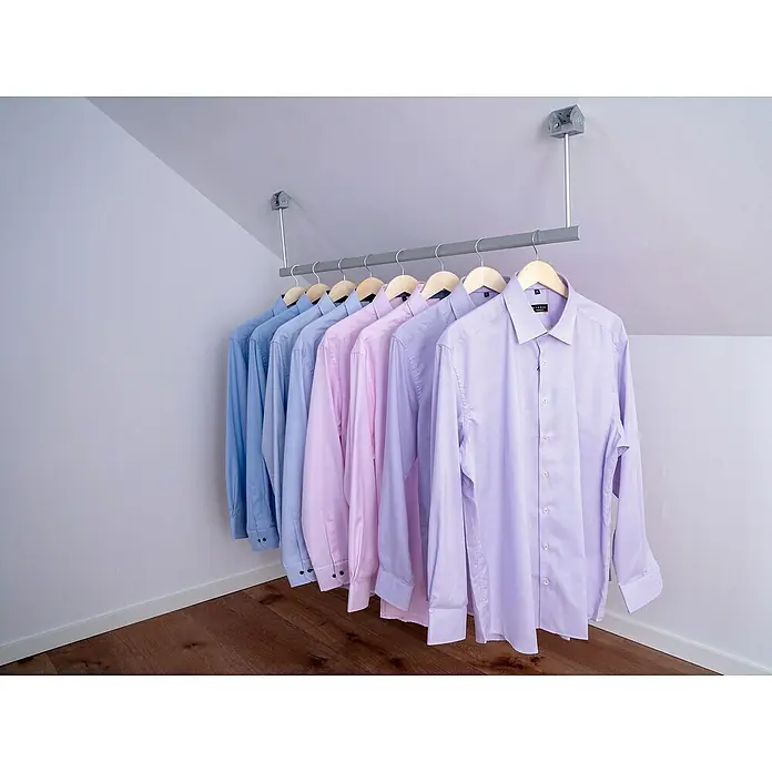 Room Plaza Easy Doing Kleiderstange - Passend für: Room Plaza Easy Doing Schiebetür-Bau-Sets, 1.000 mm, Fest - Eine Kleiderstange mit einer Reihe von Hemden in abgestuften Farben, die ordentlich aufgehängt sind.