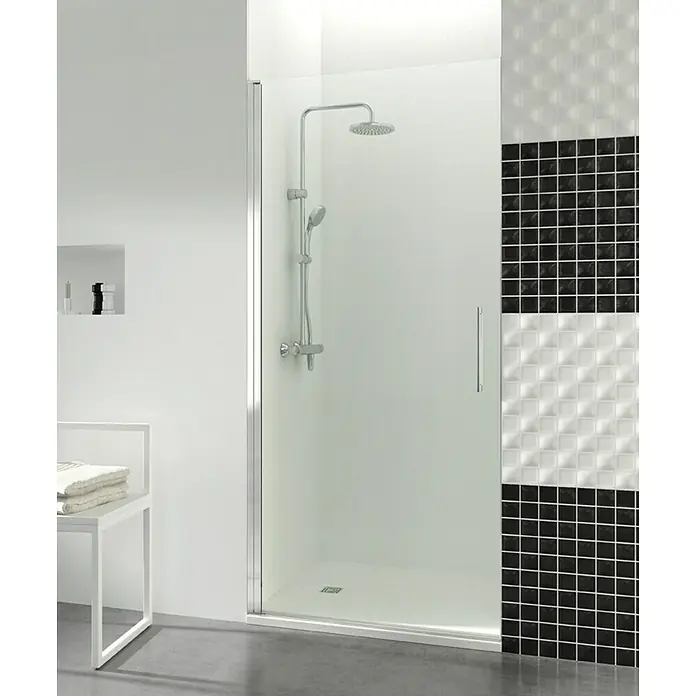 GME Mampara de ducha frontal Open Combi A - 55 x 195 cm, Vidrio transparente, Plata brillo - Aquí hay una cabina de ducha moderna con líneas limpias y un elegante diseño de azulejos en blanco y negro, que añade un toque de elegancia a cualquier baño.