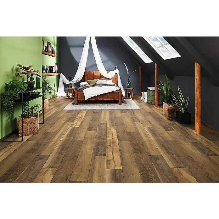 LOGOCLIC Vinto Laminat - Eiche Toledo, Landhausdiele, 1.288 x 195 x 10 mm - Schlafzimmer mit Laminatboden in Holzoptik, das eine warme und natürliche Atmosphäre schafft. Der Boden passt perfekt zum rustikalen Bett.