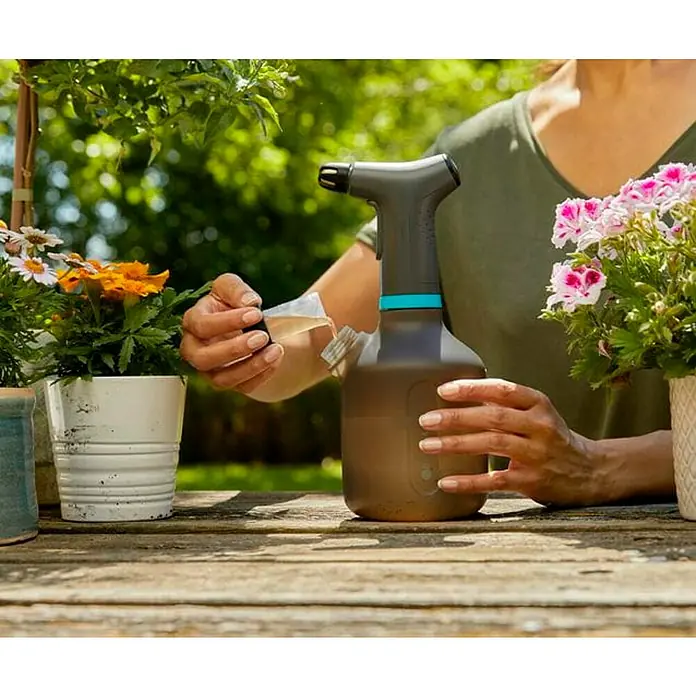 Gardena Handsprüher Easy Pump1 l - Die Akku-Druckspritze wird zum Befeuchten der Pflanzen im Garten verwendet. Ideales Gerät für die Pflanzenpflege im Außenbereich.