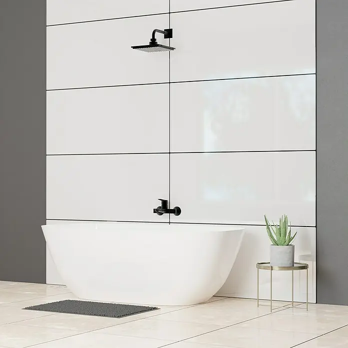 Wandfliese Blanco Pulido Slim - 59 x 120 cm, Weiß, Glänzend - Stilvolles Badezimmer mit einer freistehenden Badewanne, einer modernen Duscharmatur und weißen Wandfliesen, die ein elegantes Ambiente schaffen.