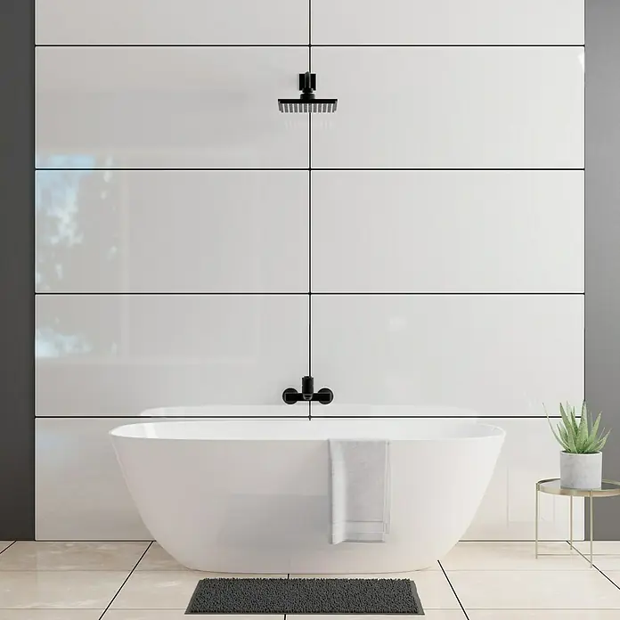 Wandfliese Blanco Pulido Slim - 59 x 120 cm, Weiß, Glänzend - Ein modernes Badezimmer mit einer freistehenden Badewanne, schwarzen Armaturen und weißen Fliesen für einen minimalistischen Look.