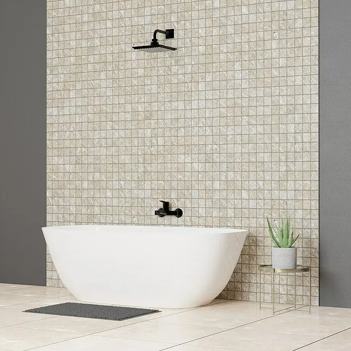 Atlas Concorde Solution Regent Mosaikfliese Ivory - 30 x 30 cm, Stärke: 8 mm, Beige/Braun, Matt - Elegante Badewanne mit Armaturen und Duschkopf in Schwarz, die das moderne Design und die entspannende Atmosphäre des Bades hervorheben.