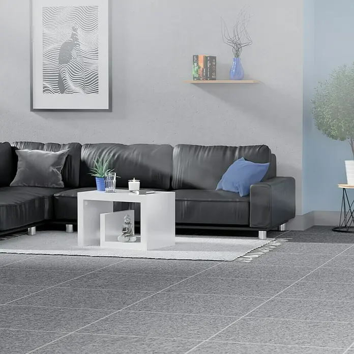 Feinsteinzeugfliese Recon - 60 x 60 cm, Schwarz, Matt - Ein modernes Wohnzimmer mit einem stilvollen schwarzen Ledersofa und einem weißen Couchtisch, der das minimalistische Design ergänzt.