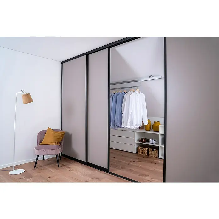 Room Plaza Easy Doing Kleiderstange - Passend für: Room Plaza Easy Doing Schiebetür-Bau-Sets, 1.000 mm, Fahrbar - Elegantes Zimmer mit einem geräumigen Kleiderschrank mit Schiebetüren, einem stilvollen Stuhl und einer dekorativen Stehlampe.