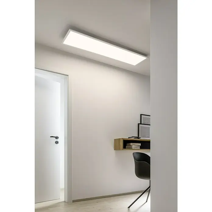 Tween Light LED-Panel RC-CCT-DIM-RGB-Backlight - 36 W, L x B x H: 120 x 30 x 5 cm, Weiß, RGBW - Helle LED-Deckenleuchte in einem modernen Raum. Sie sorgt für eine gleichmäßige Ausleuchtung und schafft eine angenehme Atmosphäre.