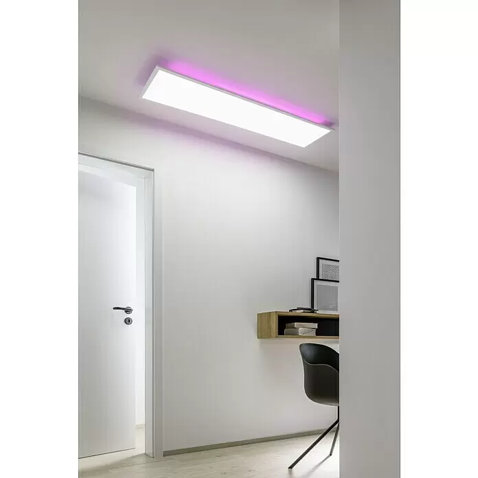 Tween Light LED-Panel RC-CCT-DIM-RGB-Backlight - 36 W, L x B x H: 120 x 30 x 5 cm, Weiß, RGBW - Rechteckige LED-Deckenleuchte mit weißer Beleuchtung und violettem Umgebungslicht, in modernem Raum installiert.