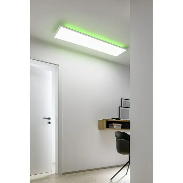 Tween Light LED-Panel RC-CCT-DIM-RGB-Backlight - 36 W, L x B x H: 120 x 30 x 5 cm, Weiß, RGBW - Eine moderne LED-Deckenleuchte mit grüner Akzentbeleuchtung erhellt einen minimalistischen Raum mit weißer Tür und Regaleinheit.